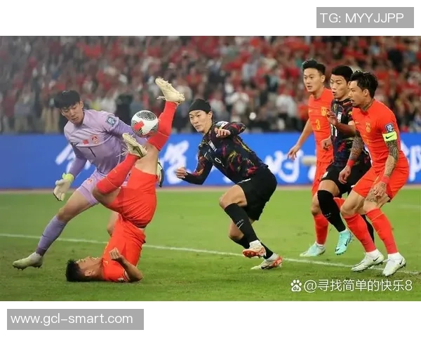 中国足球十二强赛激战正酣球迷期待国足逆袭晋级世界杯的精彩表现